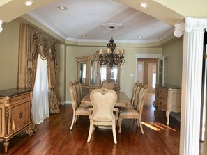 Luxury House | In-room dining
