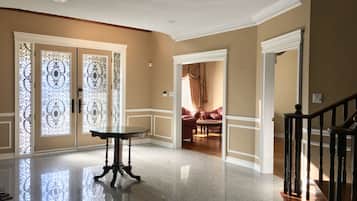 Luxury House | Ruang tamu | TV skrin rata, pendiangan