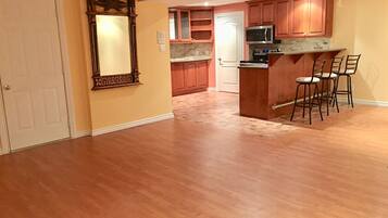 Luxury House | Dapur peribadi | Peti sejuk/penyejuk beku saiz penuh, ketuhar gelombang mikro, ketuhar