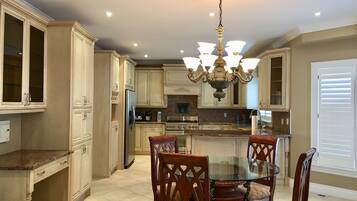 Luxury House | Dapur peribadi | Peti sejuk/penyejuk beku saiz penuh, ketuhar gelombang mikro, ketuhar