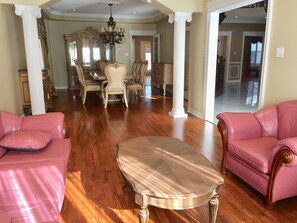 Nhà Cao cấp | Phòng khách | TV màn hình phẳng, lò sưởi 