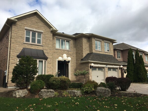 Front of property - Luxury cozy 9 bedrooms vacation home (Richmond Hill)