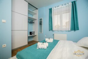 4 chambres, coffres-forts dans les chambres, fer et planche à repasser