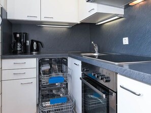 Kühlschrank, Mikrowelle, Ofen, Geschirrspüler