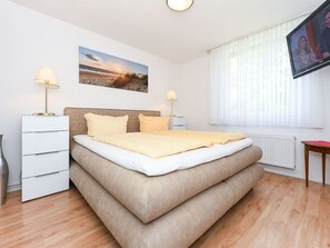 2 bedrooms, travel cot, WiFi