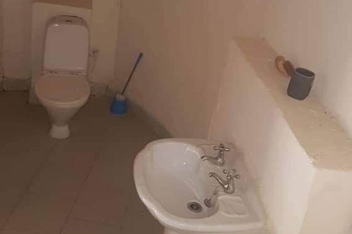 Shower, rainfall showerhead, free toiletries, towels
