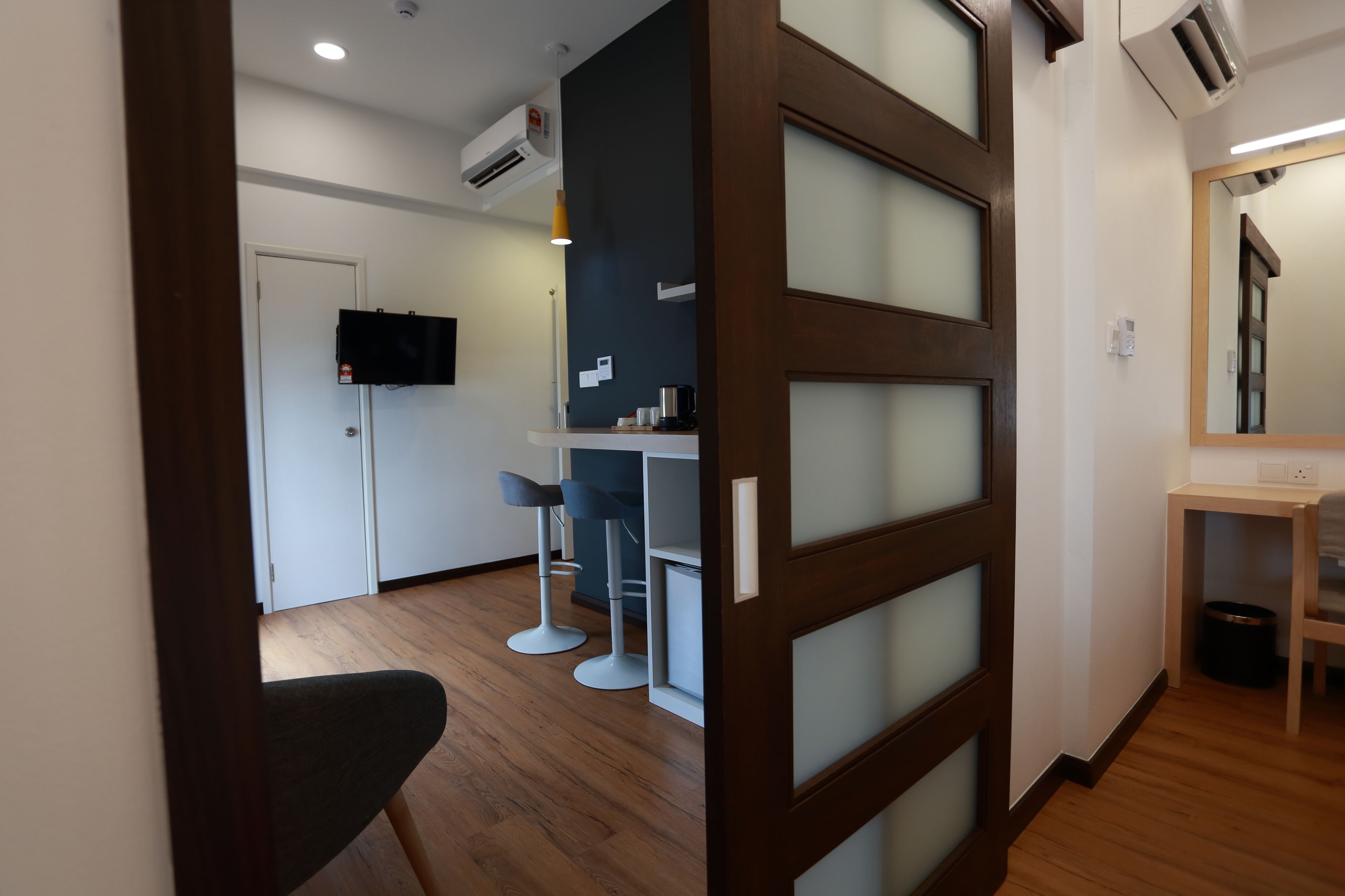 executive suite, 1 king bed, accessible, ensuite | living area | flat-screen tv, fireplace