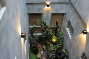 Signature suite, 2 queensize bedden, toegankelijk voor mindervaliden | Uitzicht op de tuin