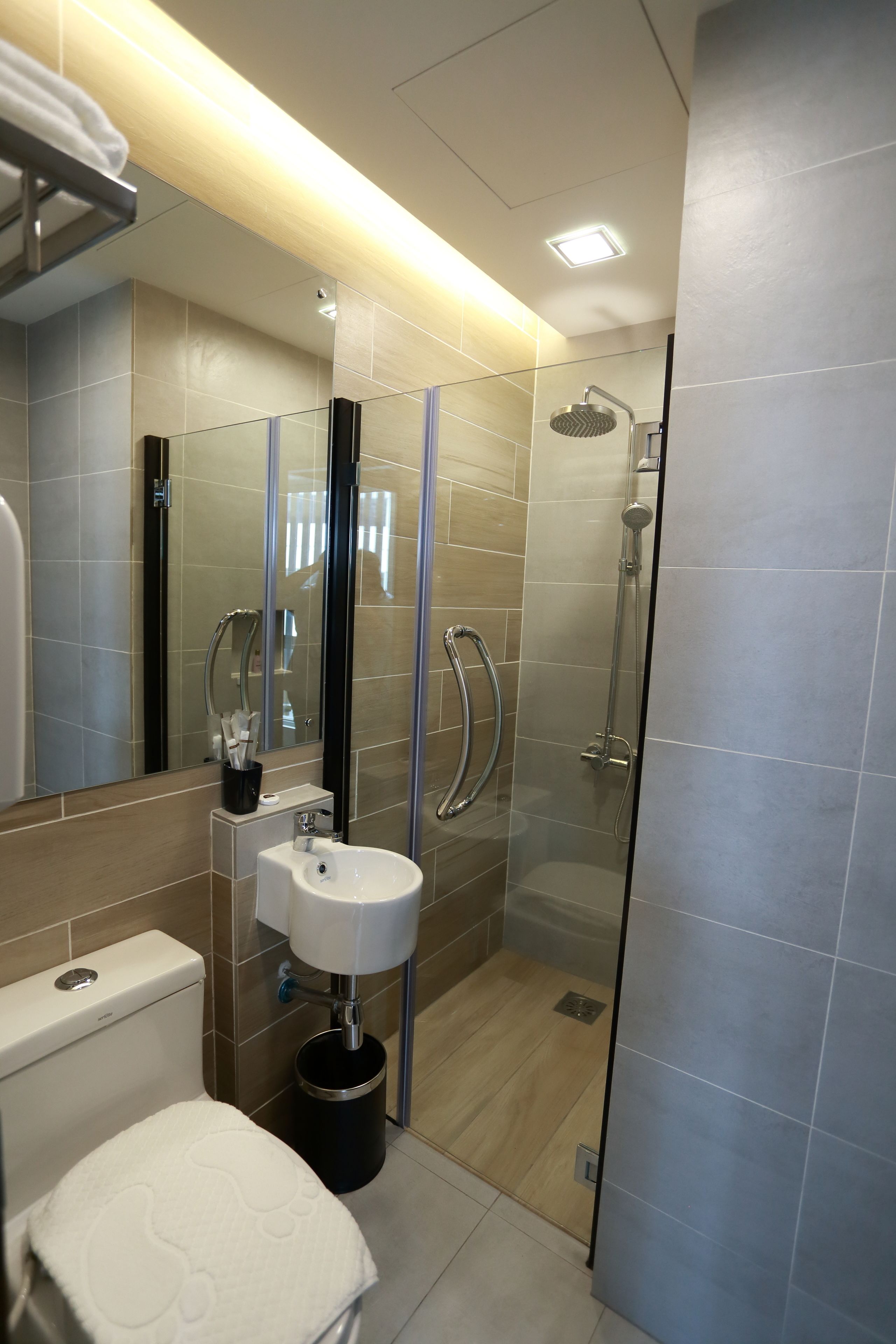superior triple room, accessible, refrigerator | bathroom | shower, free toiletries, hair dryer, bidet