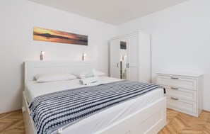 3 bedrooms, free WiFi, bed sheets
