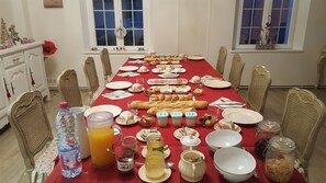 Tägliches inbegriffenes kontinentales Frühstück