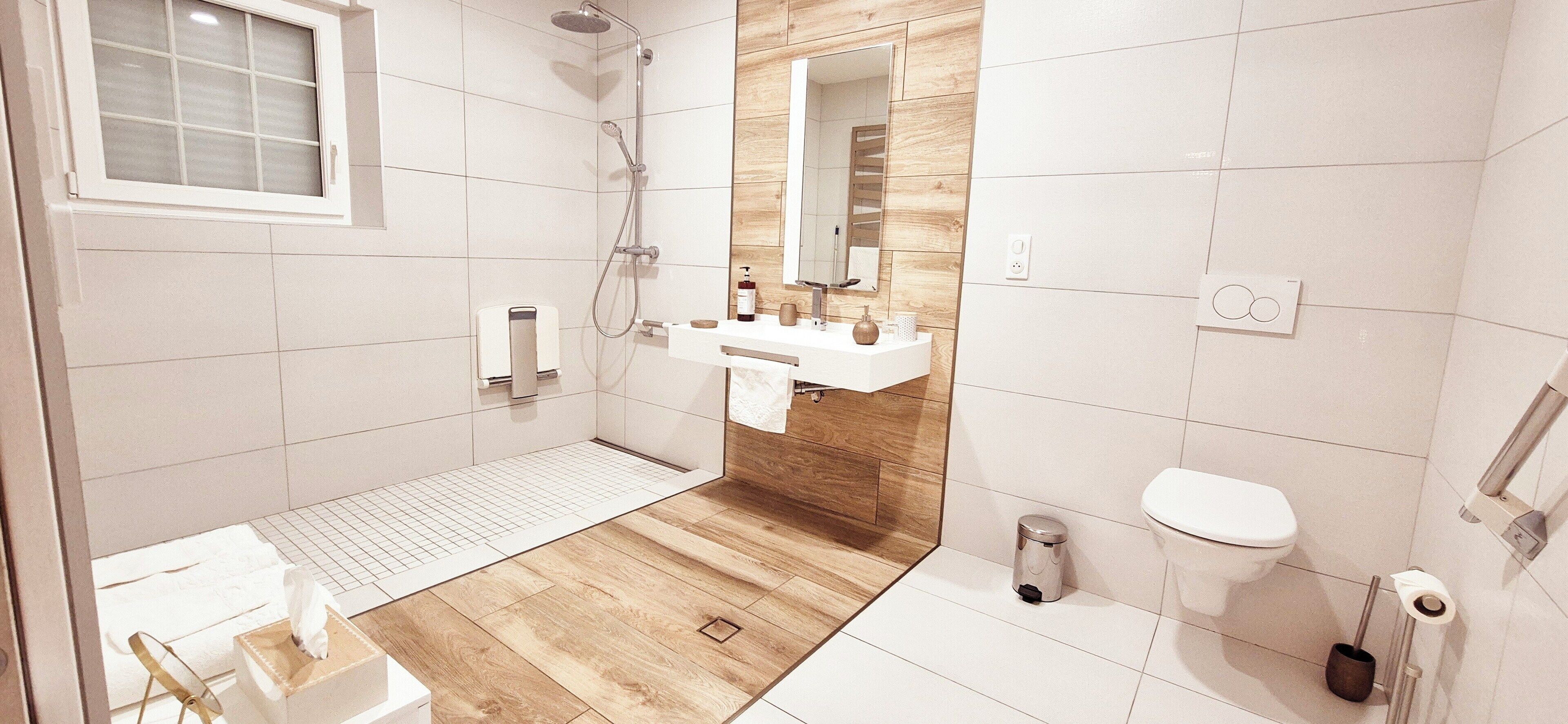 Een douche, een regendouche, gratis toiletartikelen, een haardroger