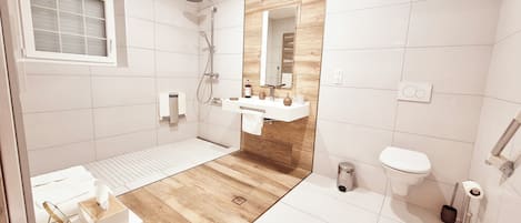 Shower, rainfall showerhead, free toiletries, hair dryer
