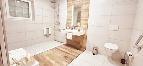 Shower, rainfall showerhead, free toiletries, hair dryer. Un Parfum de Campagne