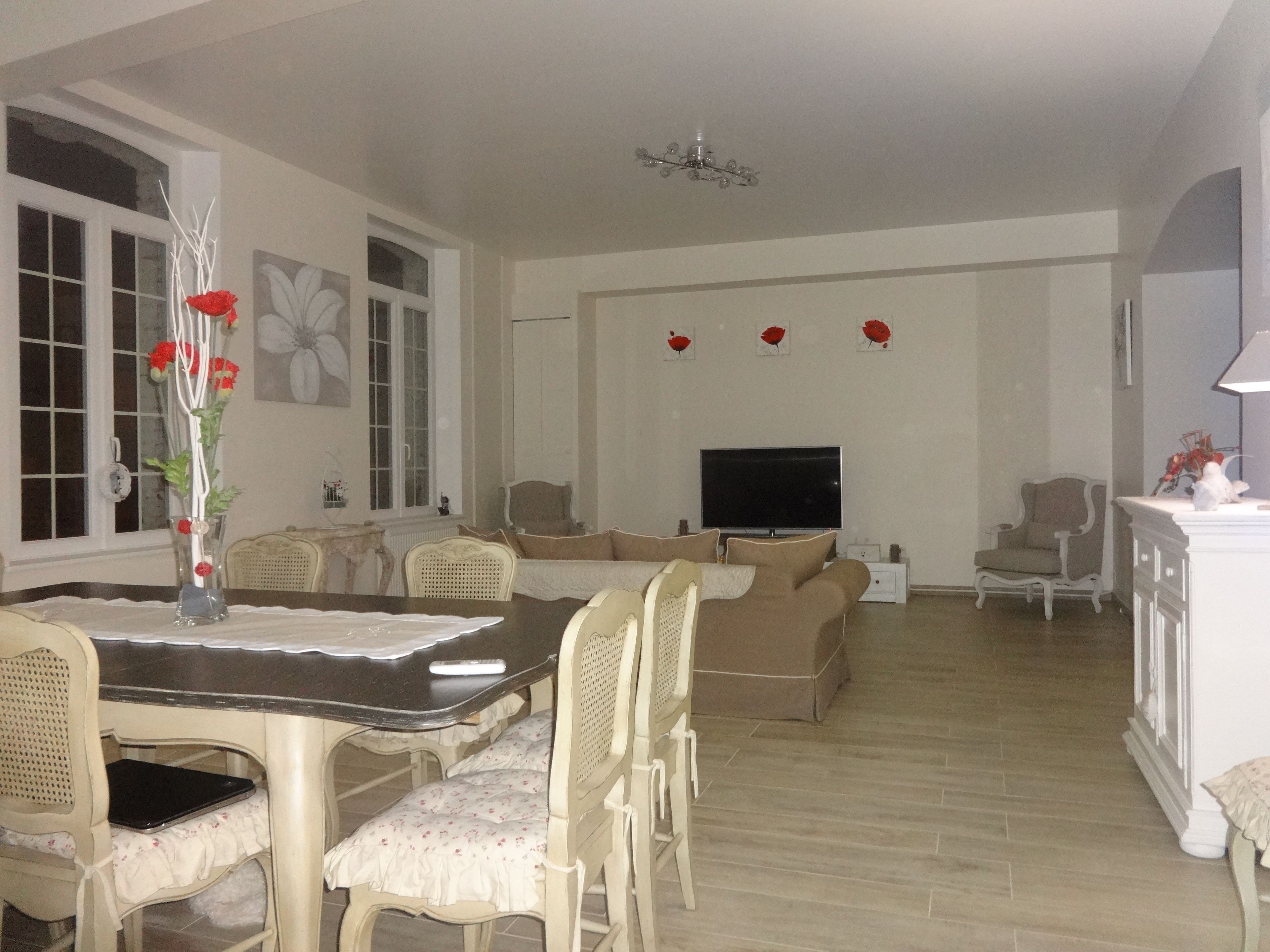 Habitación triple | Área de sala de estar | Televisión de pantalla plana 