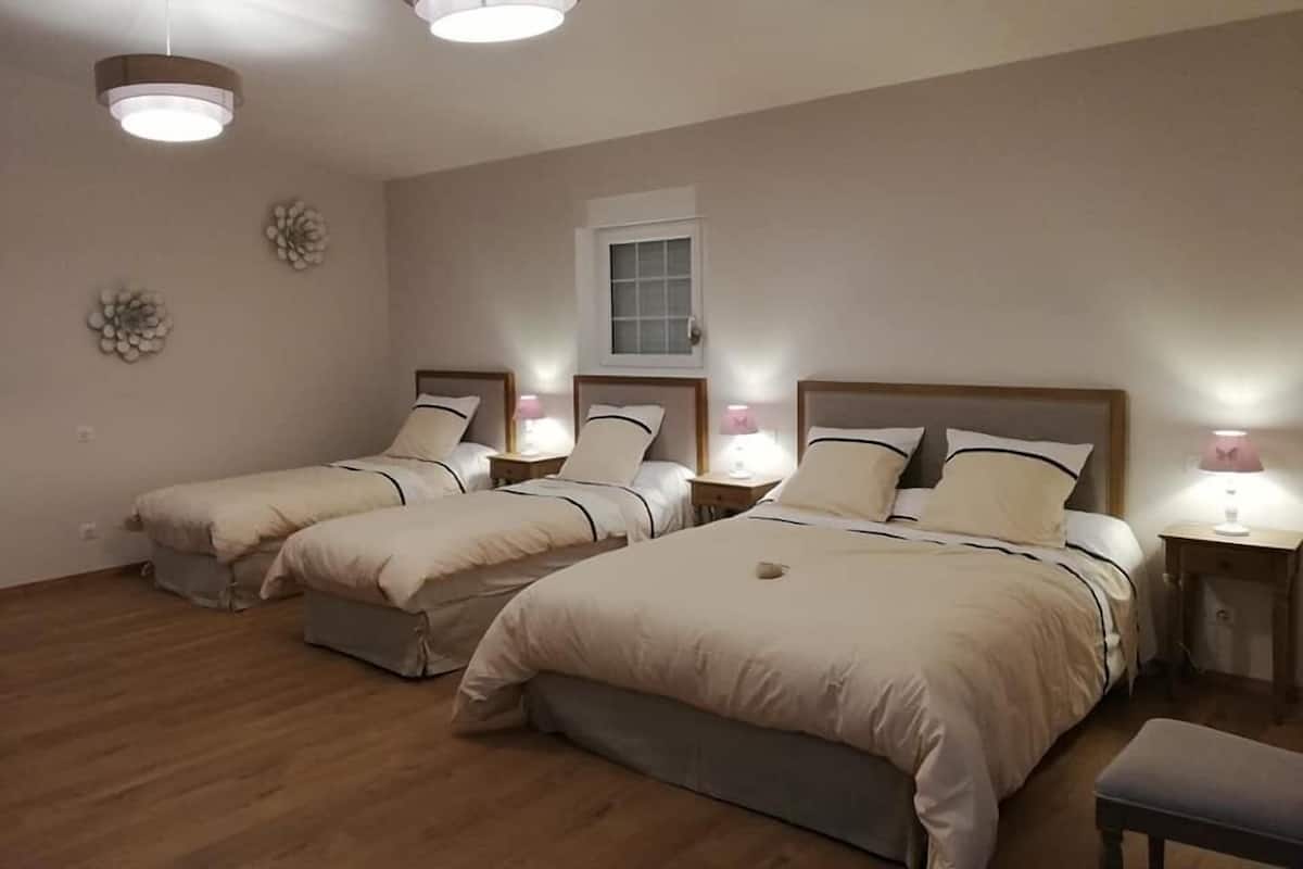 Habitación cuádruple tradicional | Ropa de cama de alta calidad y camas con efecto memoria