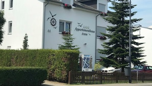 A building with a sign reading "Appartementhaus Anne" and a number "44" on the wall. - App. 25 - Apartment house Anne (Binz)