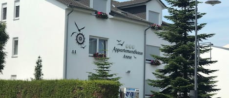 A building with a sign reading "Appartementhaus Anne" and a number "44" on the wall.