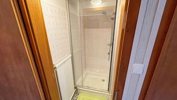 Dusche, Handtücher, Toilettenpapier