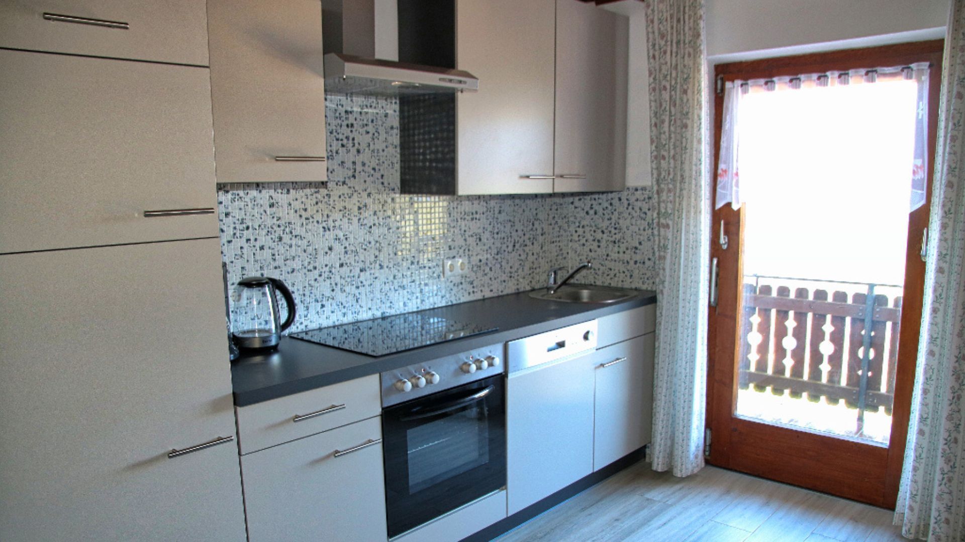 Réfrigérateur, four, cafetière/bouilloire, bouilloire électrique