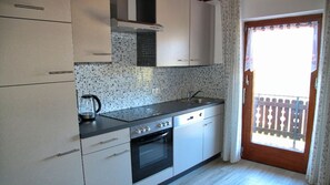 Fridge, oven, coffee/tea maker, electric kettle