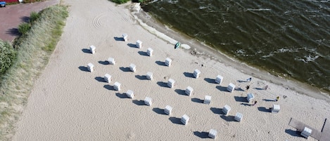 بالقرب من الشاطئ