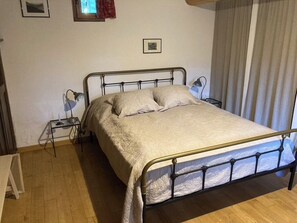 1 soveværelse, skrivebord, internetforbindelse