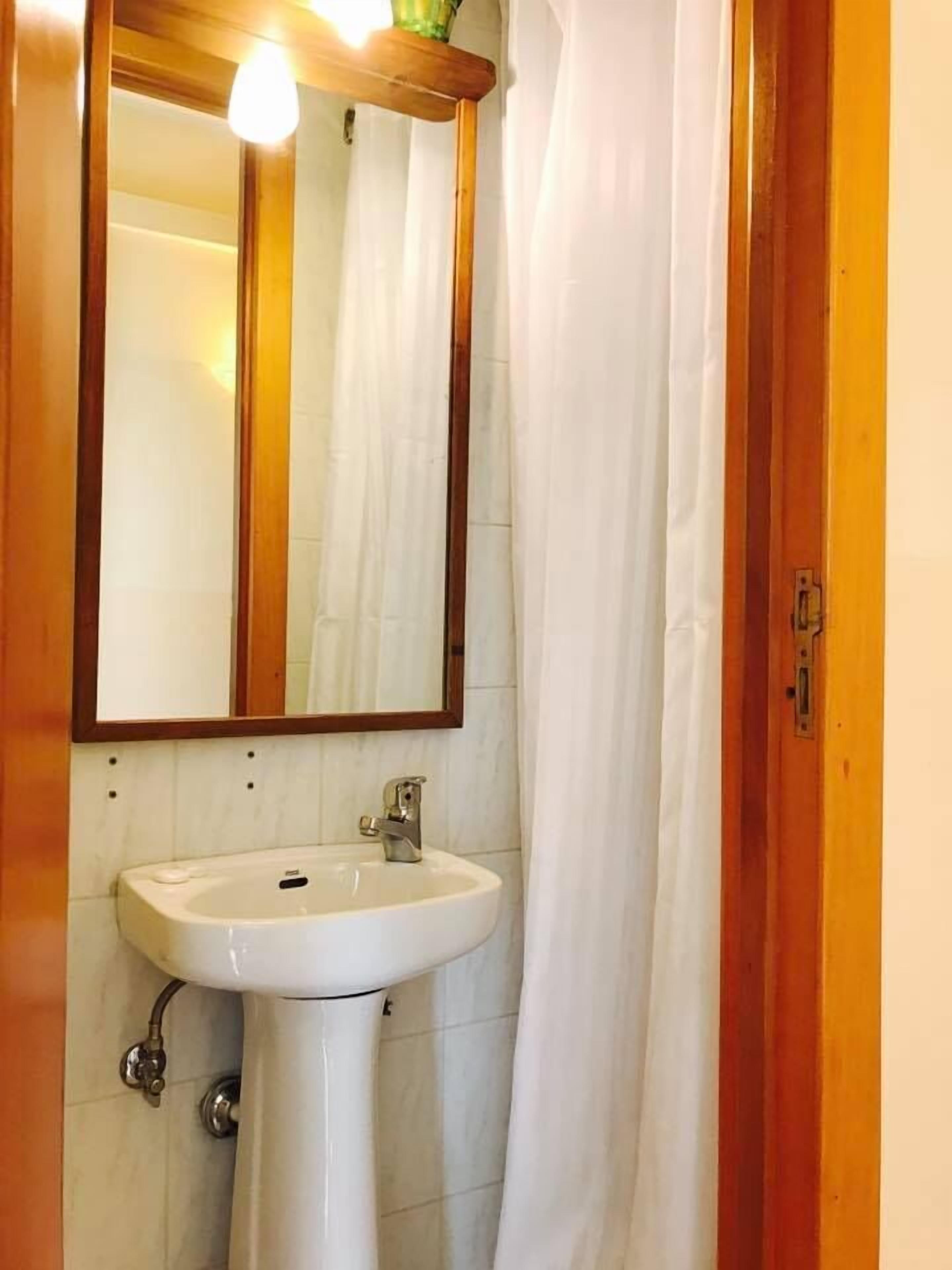 Habitación básica, 1 habitación | Lavabo en el baño