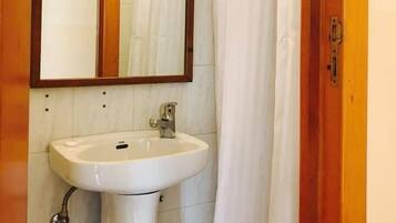 Habitación básica, 1 habitación | Lavabo en el baño
