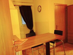 Kamer, 1 twee- of 2 eenpersoonsbedden | Dineren in de kamer