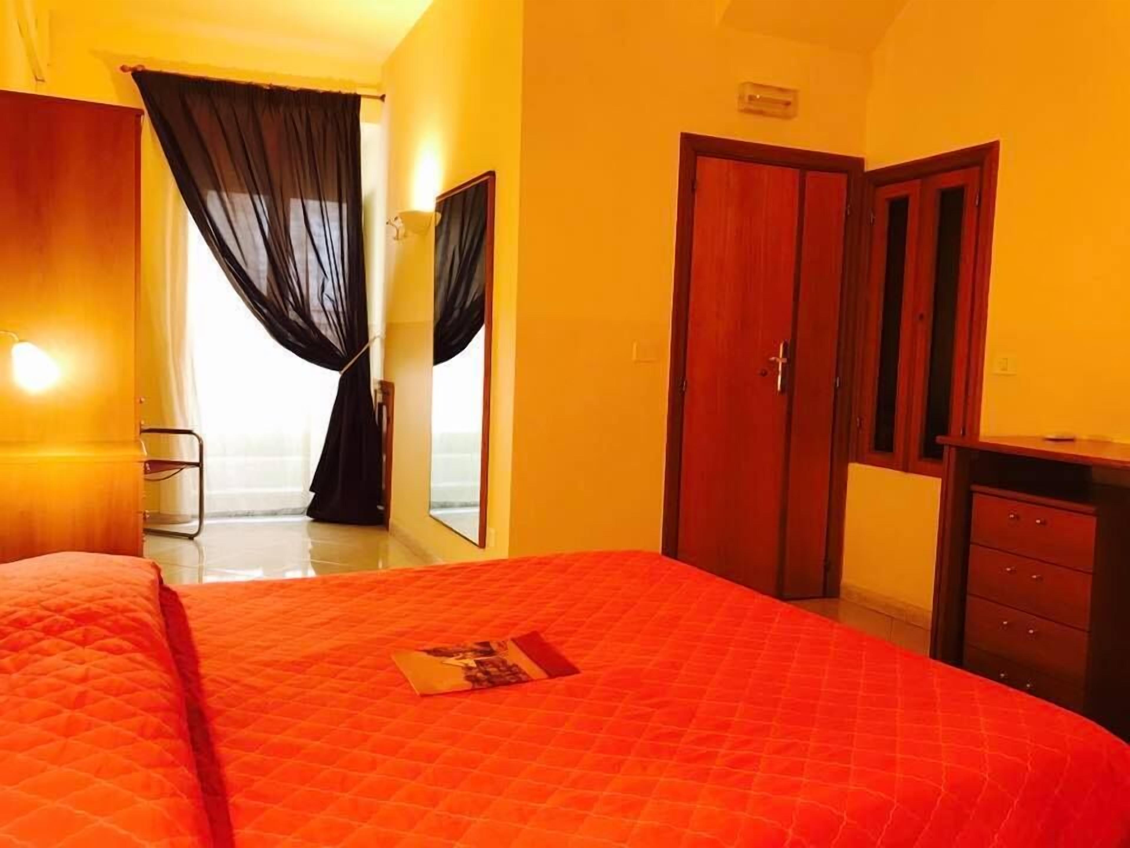 Habitación básica con 1 cama matrimonial o 2 individuales, 1 habitación, vista a la ciudad | Escritorio, wifi gratis y ropa de cama 