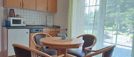 Fridge, oven, dishwasher, coffee/tea maker