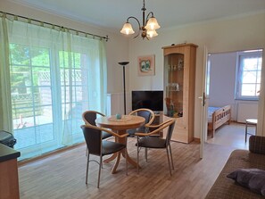 TV - Vacation apartment 3 (ground floor bottom right) - Ferienwohnungen Lübs with W-Lan (Lübs)