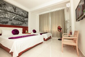 Desk, iron/ironing board, free WiFi - Dang Quang Guesthouse (Ha Long)