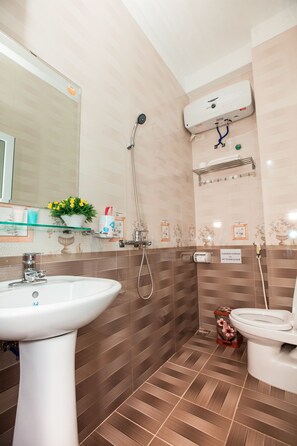 Shower, free toiletries, hair dryer, slippers - Dang Quang Guesthouse (Ha Long)