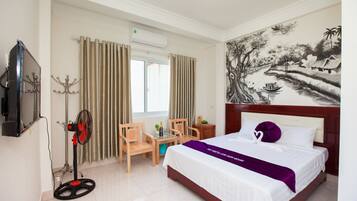 Escritorio, tabla de planchar con plancha y wifi gratis