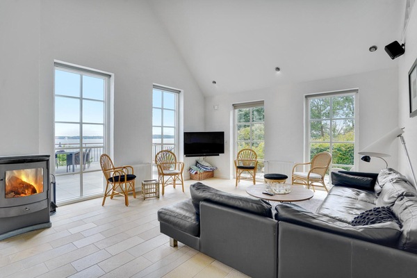 Fernseher, Kamin, Stereoanlage