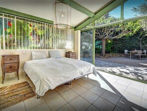 Room - Maison Lou Amourier - Provence house for 6, pool & garden - OVO Network (Cotignac)