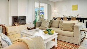 Fireplace, DVD player - Maison Lou Amourier - Provence house for 6, pool & garden - OVO Network (Cotignac)