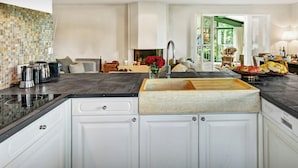 Coffee/tea maker, fridge, oven, stovetop - Maison Lou Amourier - Provence house for 6, pool & garden - OVO Network (Cotignac)