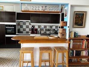 Een koelkast, een microgolfoven, een oven, een kookplaat