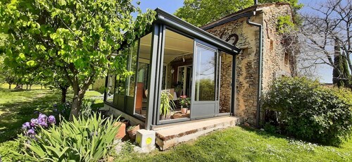 Elégante maison en pierre en pleine campagne avec piscine