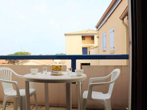 Studio mezzanine climatisé proche plage, 4 couchages, balcon, TV et cuisine équipée
