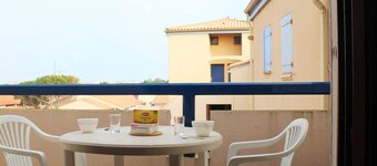 Cozy Studio Loft with A/C, Terrace, Near Beach & Shops – Sleeps 4