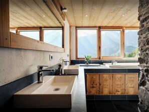 أحواض استحمام، مستلزمات مجانية للعناية الشخصية، مجففات شعر، مناشف