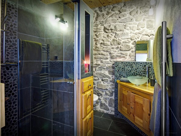 Een bad, gratis toiletartikelen, een haardroger, handdoeken