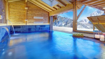 Piscina coperta, una piscina riscaldata