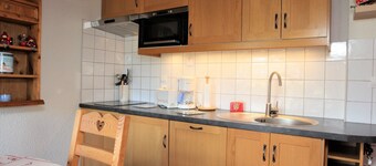 Renovated Top-floor Apt, South Balcony, 400m to Slopes, Ski Locker, Sleeps 4