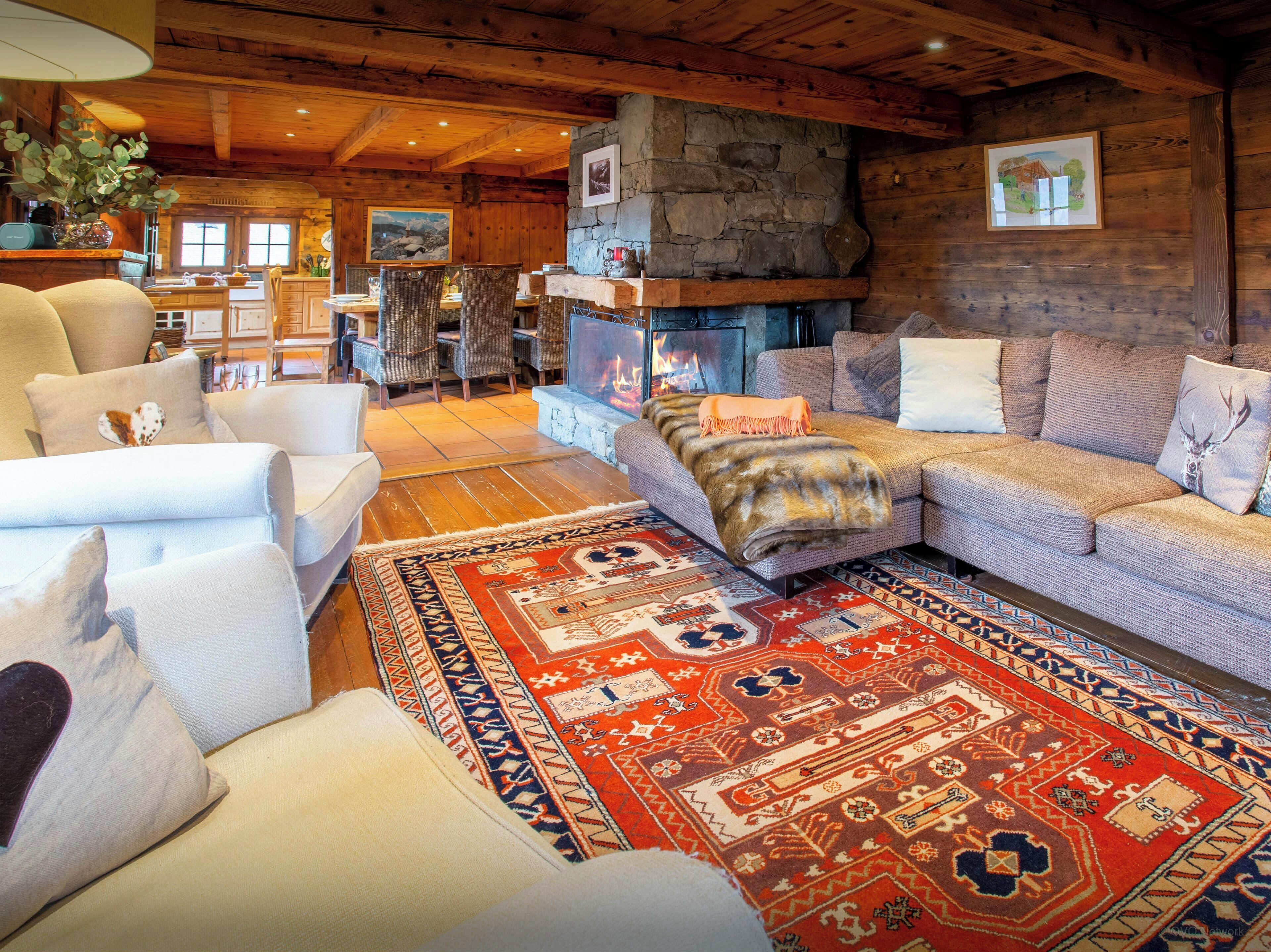 Télévision, cheminée, lecteur de DVD, table de tennis de table