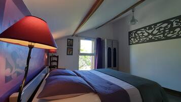 3 dormitorios, tabla de planchar con plancha, cuna de viaje